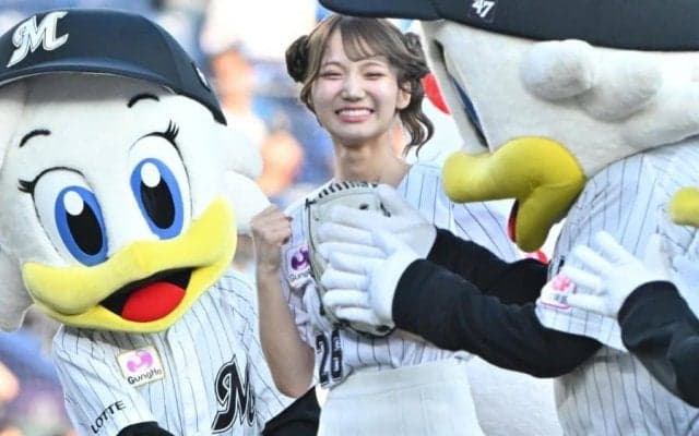 白ミニスカがふわり…“ガチ勢美女”が赤面投球　球場に舞い降りた天使に興奮