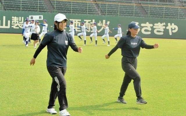高校野球岡山大会リハーサル　女子選手2人が行進の先導役「堂々と」