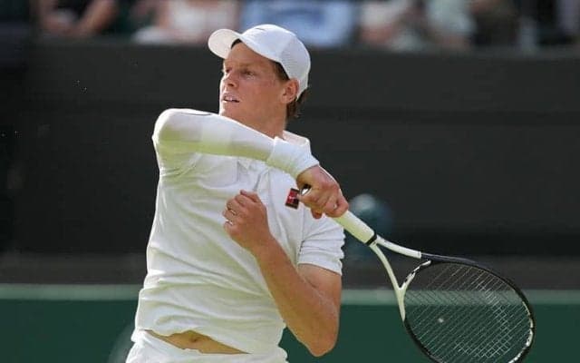 シナー、右肘を気にする素振りも世界10位シェルトンを撃破し2年ぶり4強！準決勝でジョコビッチと対戦「タフな挑戦になる」[ウィンブルドン]