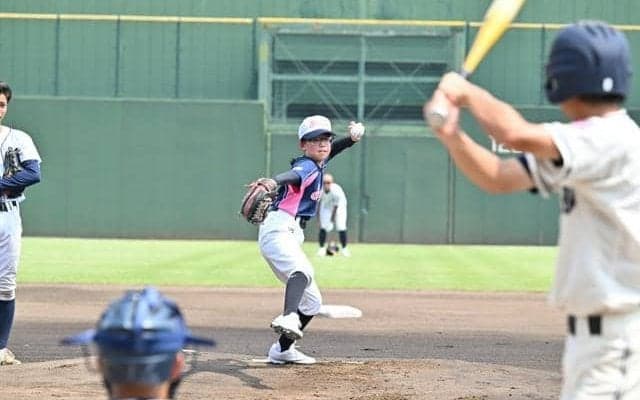 歓声受け「百点満点」の始球式　春日部さくらの村上ひまわりさん