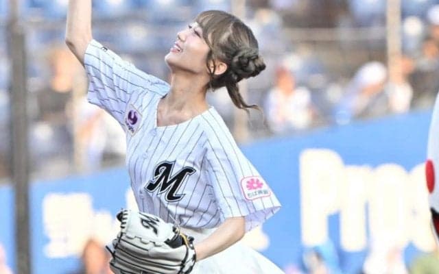 白ミニスカで豪快足上げ「可愛すぎた」　美女のド緊張投球…照れ笑いに「マジ天使」