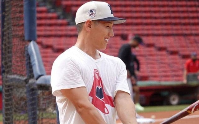 ムキムキすぎる吉田正尚の腕…同僚が着用した珍Tシャツ　ファン羨望「配布してくれ」