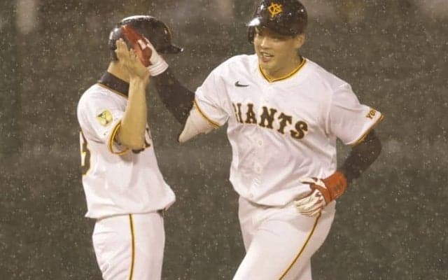 自力V消滅が迫る中…巨人22歳内野手は「希望の光」、雨中の豪快なプロ初アーチをレジェンドOBも絶賛　「ホームランバッターの特徴、持っている」