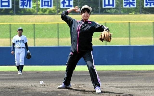 高校最後の夏、思いを白球に　甲府一・競泳の平嶋亜沙美さんが始球式
