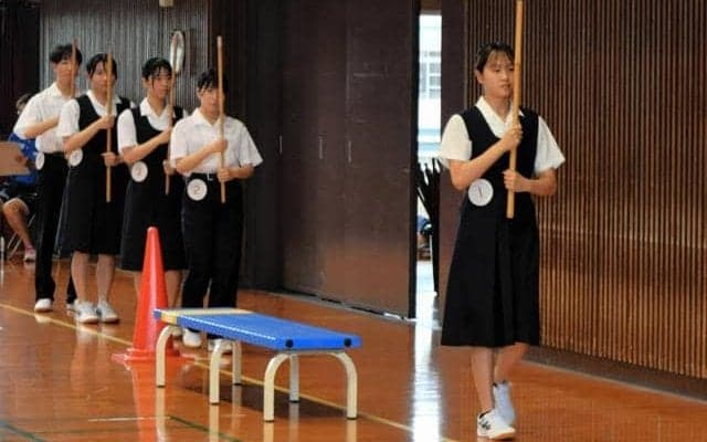 甲子園でプラカード掲げる「式典誘導係」選考会　男女132人が参加