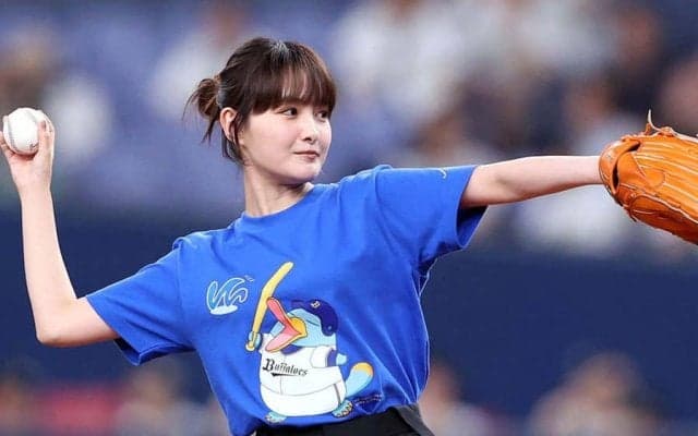 “朝ドラ清純女優”の登場に京セラ沸く　爽やか衣装＆お団子ヘア、投球結果に思わず笑顔