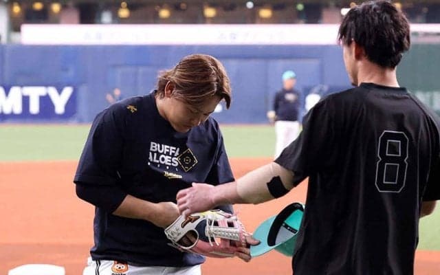 オリ宮城、死球当てた牧原大に謝罪　患部にはテーピング…歩み寄り頭を下げる