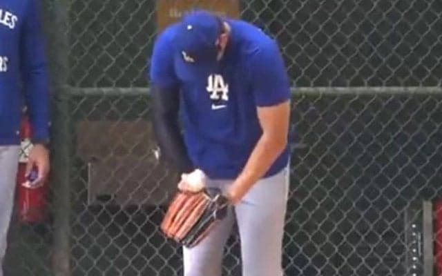 大谷翔平が突如“心肺蘇生”!?　ブルペンで笑顔の猛プッシュ…発動したおまじない