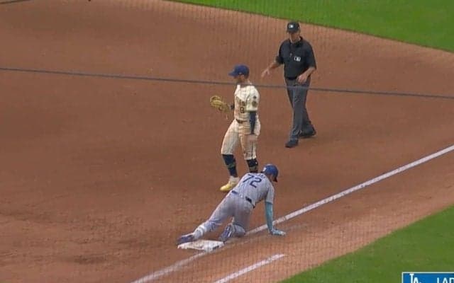 ウソでしょ…？ ド軍野手に“まさかのハプニング”「ぶっ壊れた？」 気迫のヘッドスライディング直後に“緊急事態”… ファン騒然