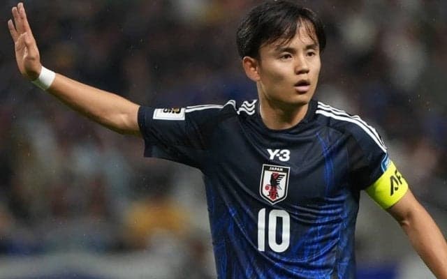 ｢ベンツ似合うなぁーかっけー｣久保建英×メルセデス・ベンツの｢黒ジャケット＆白ボディ｣コラボ写真が話題！｢眼福すぎる｣｢助手席疑似体験…!!｣の声