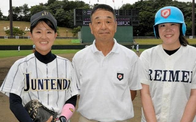 福島大会始球式は2人の娘とともに　元投手の父「緊張で震えた」