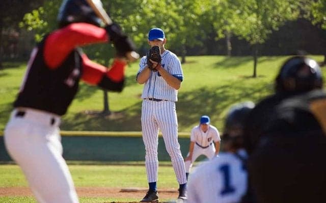 前代未聞の珍事…投手が襲われたまさかの不運　球審に集まる批判「常識で判断すべき」