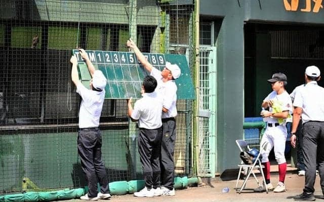 球場で試合中に停電、手動式スコアボードで対応　高校野球新潟大会