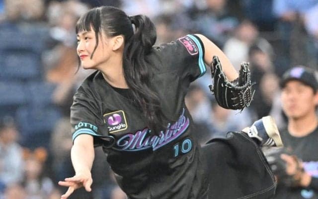 超人気アイドルが“暴投”に頭抱え「あああー」　黒髪ポニテ姿でペコリ笑顔…場内魅了