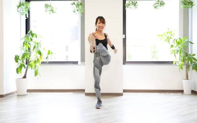 「毎日やってる」「地味に効く」立ったままできる“立ち腹筋”1週間メニュー