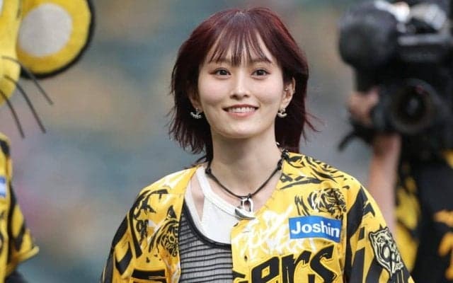 甲子園に降臨した“勝利の女神”が完璧投球　タンクトップの上に黄色ユニひらり、場内大歓声