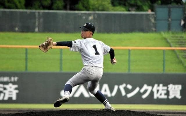 満塁のピンチを無失点で切り抜ける　佐賀学園・冨永投手「笑顔で」