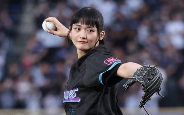 「顔小さすぎ」マウンドに現れた19歳美女にSNS驚愕　大暴投で絶叫も「すべてがかわいい」