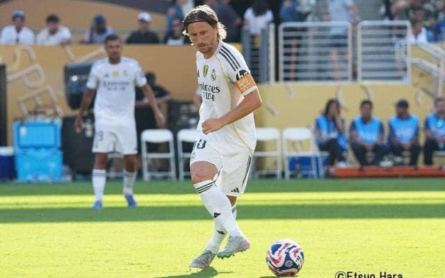 ｢可愛いいいっ｣｢帽子姿も素敵｣NHK朝ドラ女優の“クラブW杯準決勝ナマ観戦ショット”に反響｢めっちゃBIGMatch観戦してるやん｣｢うらやましいです！｣の声