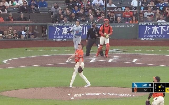 大谷翔平、衝撃の“海まで飛ばす”場外ホームランでボールが争奪戦に…ボートに乗ったファンが「泳いでキャッチ」大盛り上がりの一部始終