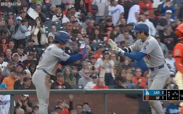 大谷翔平、衝撃の場外ホームランを絶好調の“弟分”と祝福…頭ぽんぽん→ベンチで“追いお辞儀”ほっこりやりとりが話題