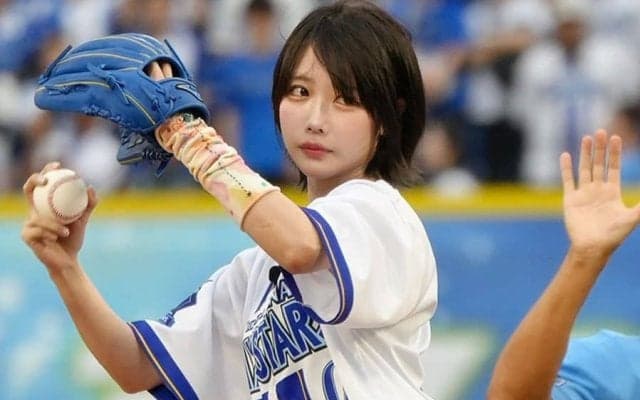 横浜に舞い降りた“天使”　人気タレントが短パン姿でストライク投球→笑顔の“決めポーズ”