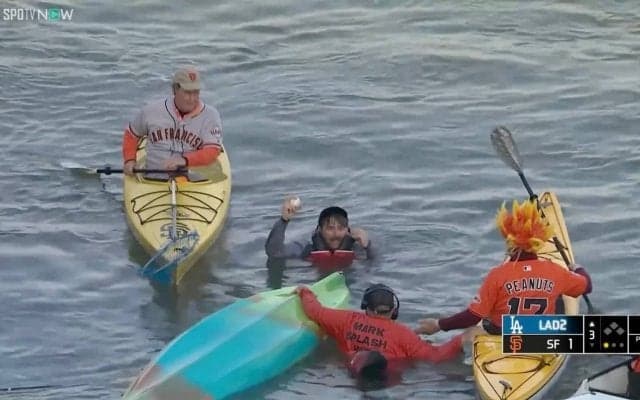 大谷翔平、驚愕の場外アーチ→“海に落ちた”ホームランボールが大争奪戦に…敵地ライバルファンも熱狂した衝撃32号の瞬間