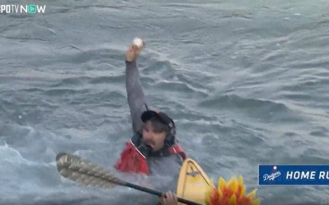 海に“決死のダイブ”！ 場外ファンが大谷着水弾を“神キャッチ”「寒いだろw」 ボール捕獲直後のリアクションが話題に「獲ったどー！」