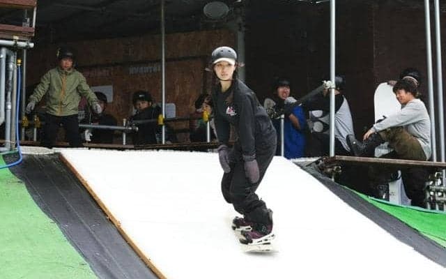 雪滑る感触、夏でも　スノーボーダー岡本圭司さんらが人工芝開発