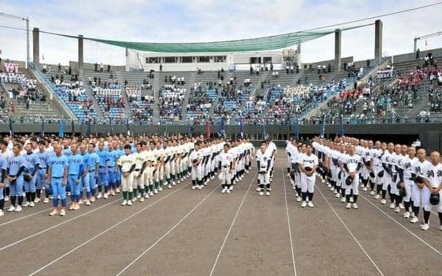 28校の選手ら、堂々の入場行進　高校野球選手権徳島大会開会式
