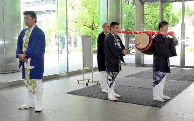 大相撲名古屋場所初日を前に、触れ太鼓が街中に
