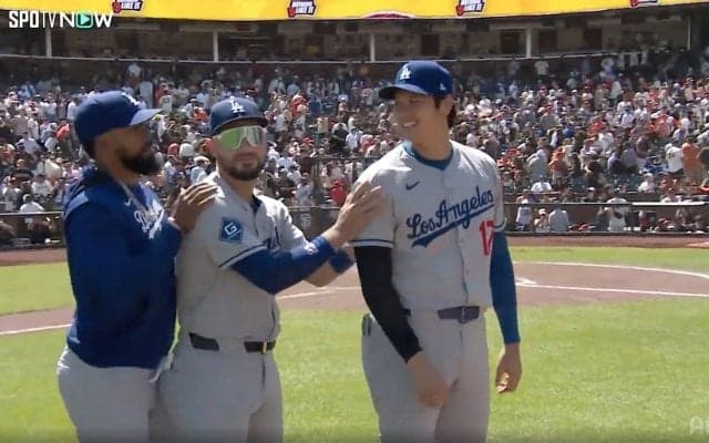 「ついに勝った！」先発・大谷をロハスが“労う”粋な光景 勝利の“立役者”をナインも賞賛…大谷の笑顔が溢れた歓喜の瞬間