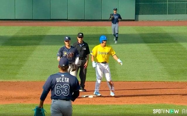 「ホホッ…」吉田正尚、まさかの盗塁で現地実況思わず“笑劇” 死球→激走の大ハッスルにレ軍ベンチも拍手喝采