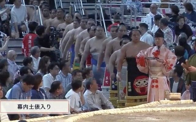 人気力士がまさかのペアルック…お揃いの化粧まわしで登場「かわよ」「同じなの珍しい」「お茶漬けブラザーズ」ファン熱視線