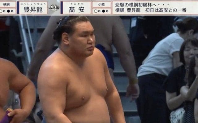 「懸賞やば」「一体いくら？」横綱・豊昇龍が1勝で受け取った懸賞金「座布団何枚分よ」分厚く重なる様子に騒然