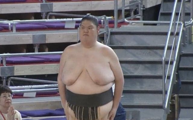 「私より足細いかも」体重164キロの大柄力士、“ほっそり”美脚にファン注目「肌もキレイ」