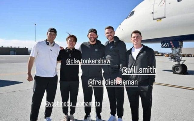 大谷翔平、空港での“肩組みショット”公開　オールスターへ出発…SNS更新