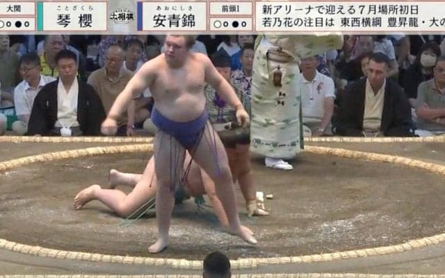 「なんやねん今の」前頭が大関を発生割合0.03％の珍手で撃破 鮮やかな超レア技に館内大興奮「いろんな技があるのね」「こんなことも出来るのか」