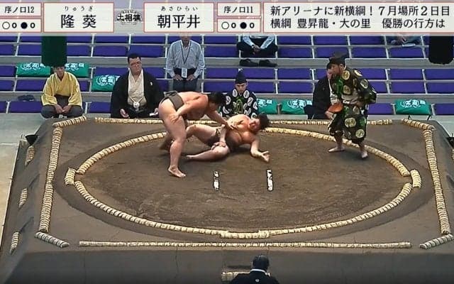 15歳の新鋭力士が衝撃の“一撃” 懐に飛び込んだ相手を吹っ飛ばす劇的決着「強い」「入りすぎた」驚きの声