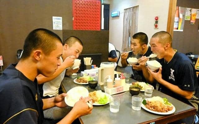 観音寺総合の寮生を支える定食屋　西平投手「店主に勝利を伝えたい」