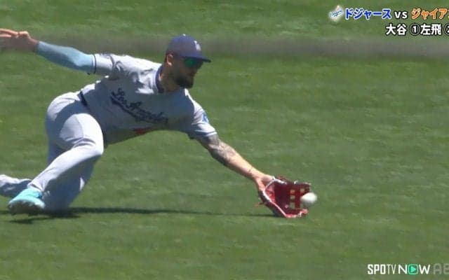 「無茶したなぁｗ」ヒヤヒヤするほどのファインプレーにファン興奮 山本由伸の好投を支えた“超積極的守備”に「グレイトだぜ！」反響続々