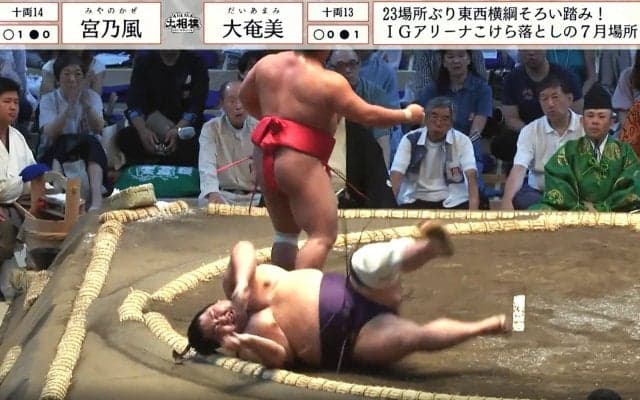「力士の頑張りが台無し」「さすがに下品」白熱の好取組で拍手喝采も…突如、館内に響いた客の「異音」に批判相次ぐ