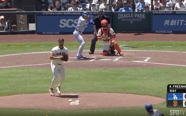 どうした！？ 大谷翔平の足に“イライラ”… まさかの展開「リードでかすぎ」 相手投手に“異変”→様子が突然おかしくなる