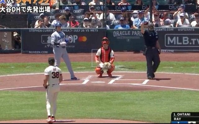 一体、何が起きた…！？ 大谷翔平の打席で“謎のハプニング”「珍プレー行き」ブルペン方面が“まさかの光景”… ファン騒然