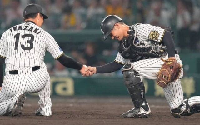 食事会場でも「見てる」　阪神の歴史的強さを支える捕手・坂本誠志郎が“最強投手陣”から愛される理由「坂本は配球の天才」