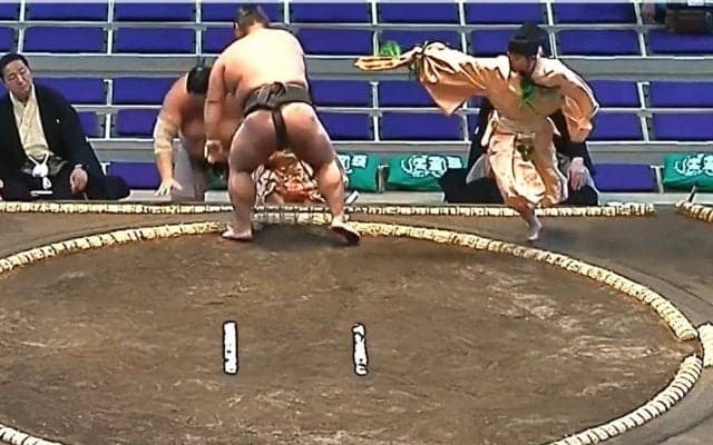 これはスゴイ…行司が咄嗟の“瞬間”移動 華麗な土俵裁きが話題「あぶなっ」「素早い」「よく避けた」驚きの声