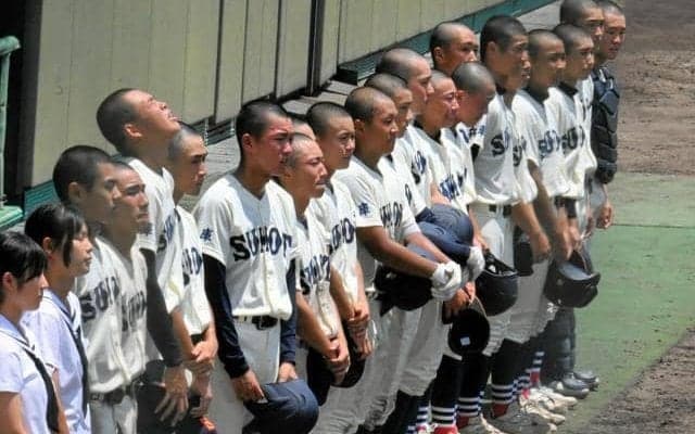 東洋大姫路追い込む　50年前の復刻ユニホームで戦った「強い洲本」