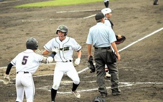 強豪を相手に先制の二塁打を放つ　袖ケ浦の波多野大晴主将