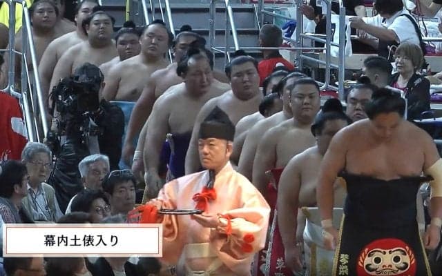 人気力士、衝撃の“金ピカ”化粧まわしに熱視線 「高そう」「カッコイイ」反響続々