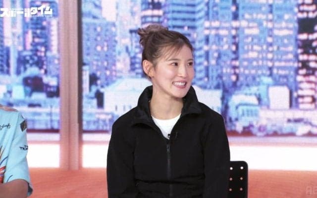 “美腹筋”オフショでも話題 フットサル女子日本代表がスカートひらり！？“大車輪”披露に元プロサッカー選手「俺より巧い」